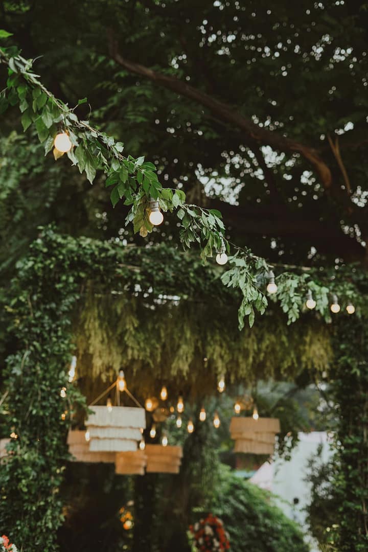 Abendliche Stimmung im Garten des Morrhofs in der Pfalz mit Lichterketten, Grün und natürlicher Hochzeitsatmosphäre im modern Boho Look