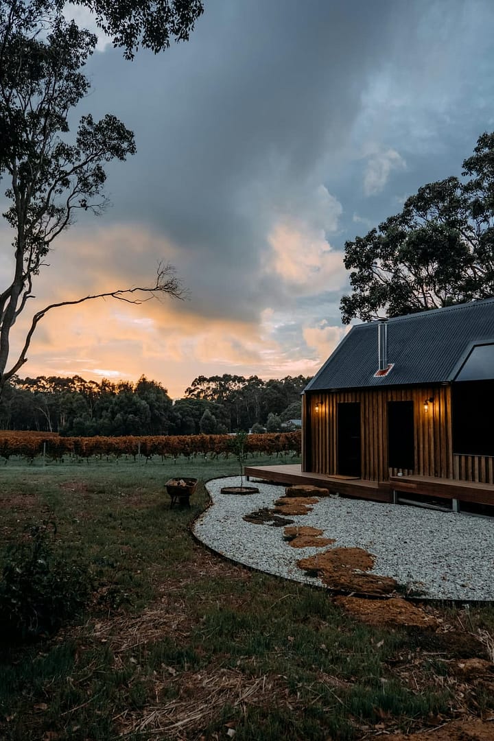 Naturnahe Off-Location in freier Landschaft mit reduzierter Architektur, eingebettet in Natur und Abendlicht als Teil eines bewusst naturverbundenen Outdoor-Settings.