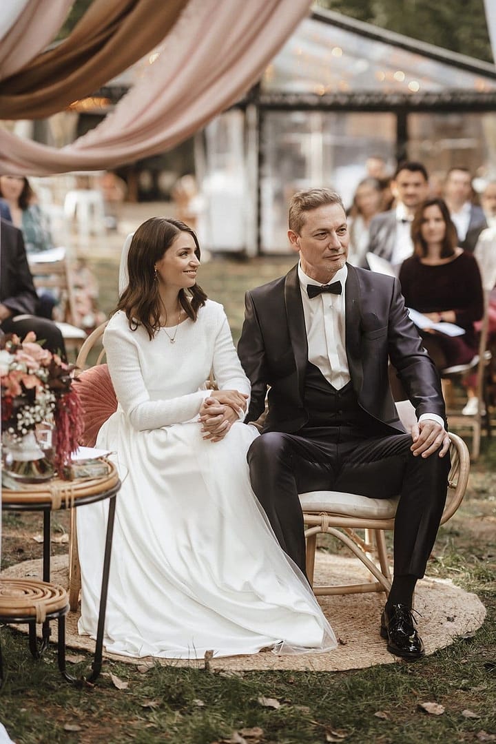 Brautpaar bei freier Trauung im Grünen – persönlich geplante Outdoor Hochzeit mit natürlichem Setting