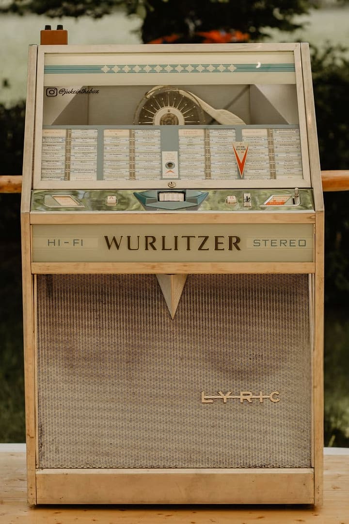 Vintage-Jukebox als musikalisches Detail bei einer entspannten Outdoor-Hochzeit während eines Hochzeitswochenendes.