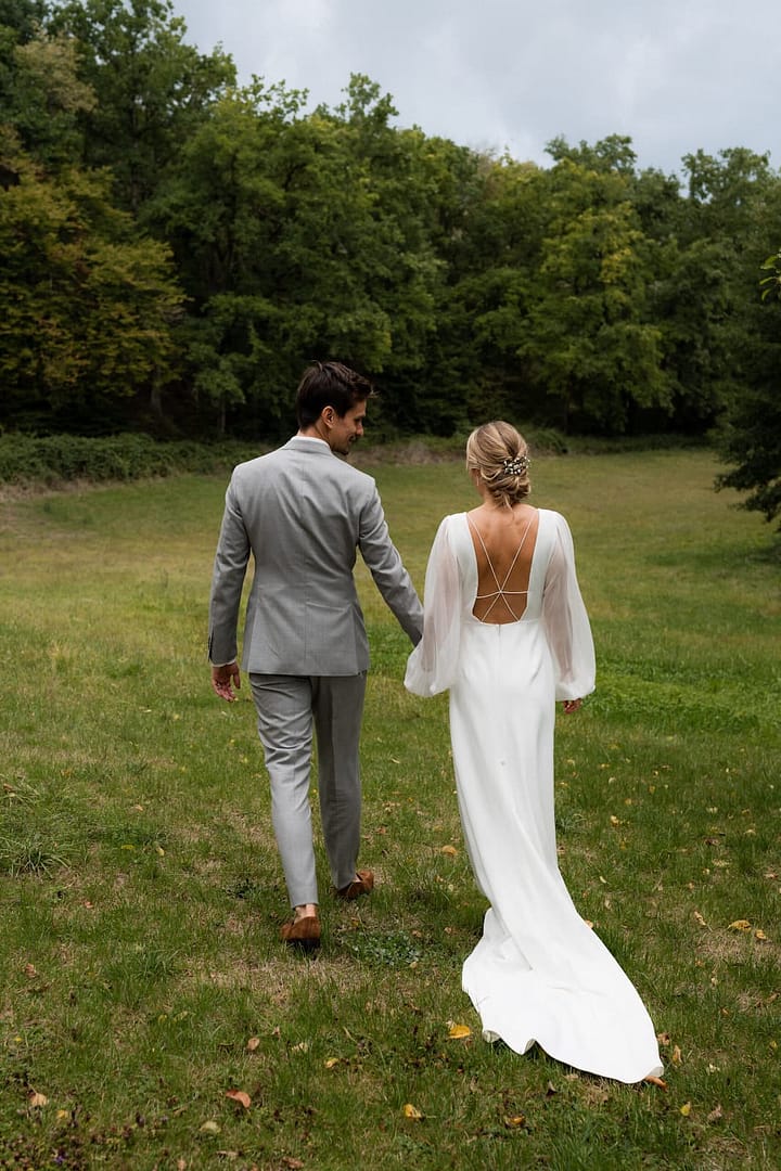Brautpaar bei einer Hochzeit auf eigenem Hof – Private Estate Wedding mit individueller Hochzeitsplanung