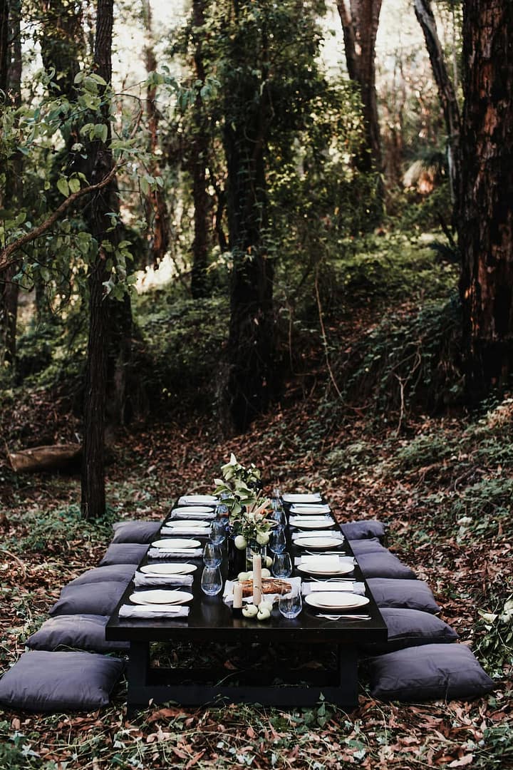 Outdoor-Picknick im Wald als Teil einer naturverbundenen Hochzeit fernab klassischer Locations.