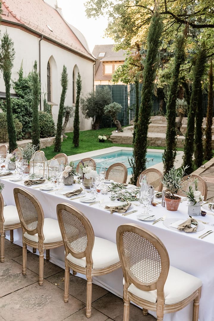 Ruhige Gartenatmosphäre einer Location für ein entspanntes Hochzeitswochenende