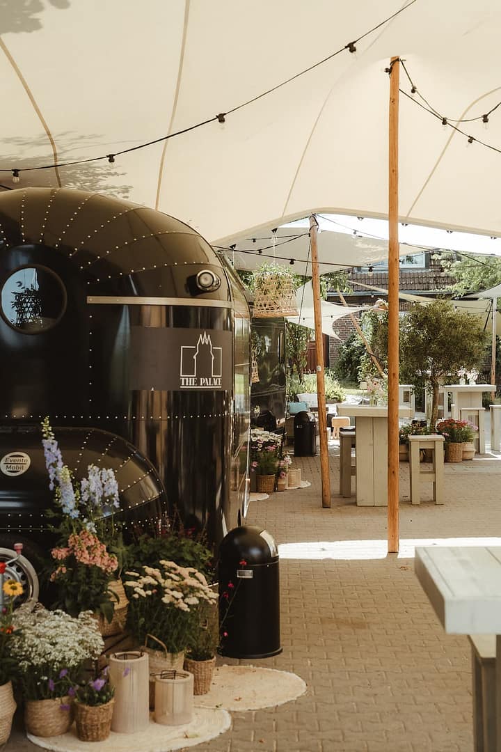 Entspannte Atmosphäre bei einer Zelthochzeit mit Foodtrucks – Outdoor Wedding Weekend auf privatem Grundstück dem Hof der Familie