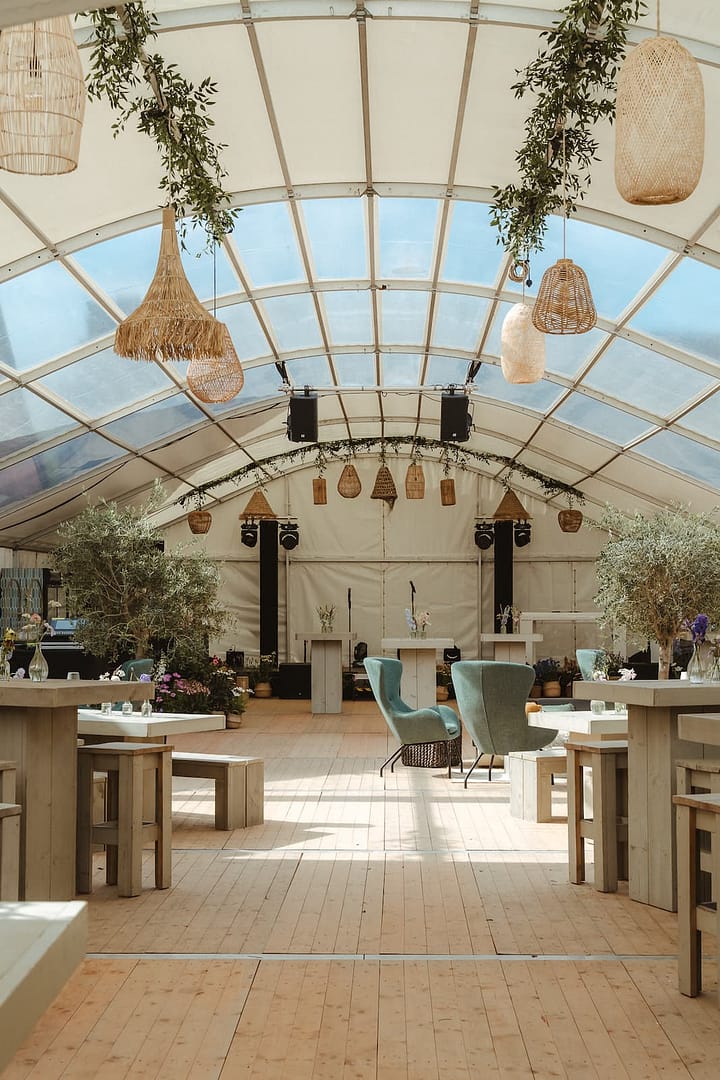 Zelthochzeit auf privatem Anwesen mit aufwendiger moderner aber natürlicher Deko – hochwertiges Eventdesign und klare Planung