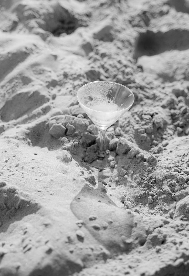Cocktailglas als Detailaufnahme bei einer Strandhochzeit