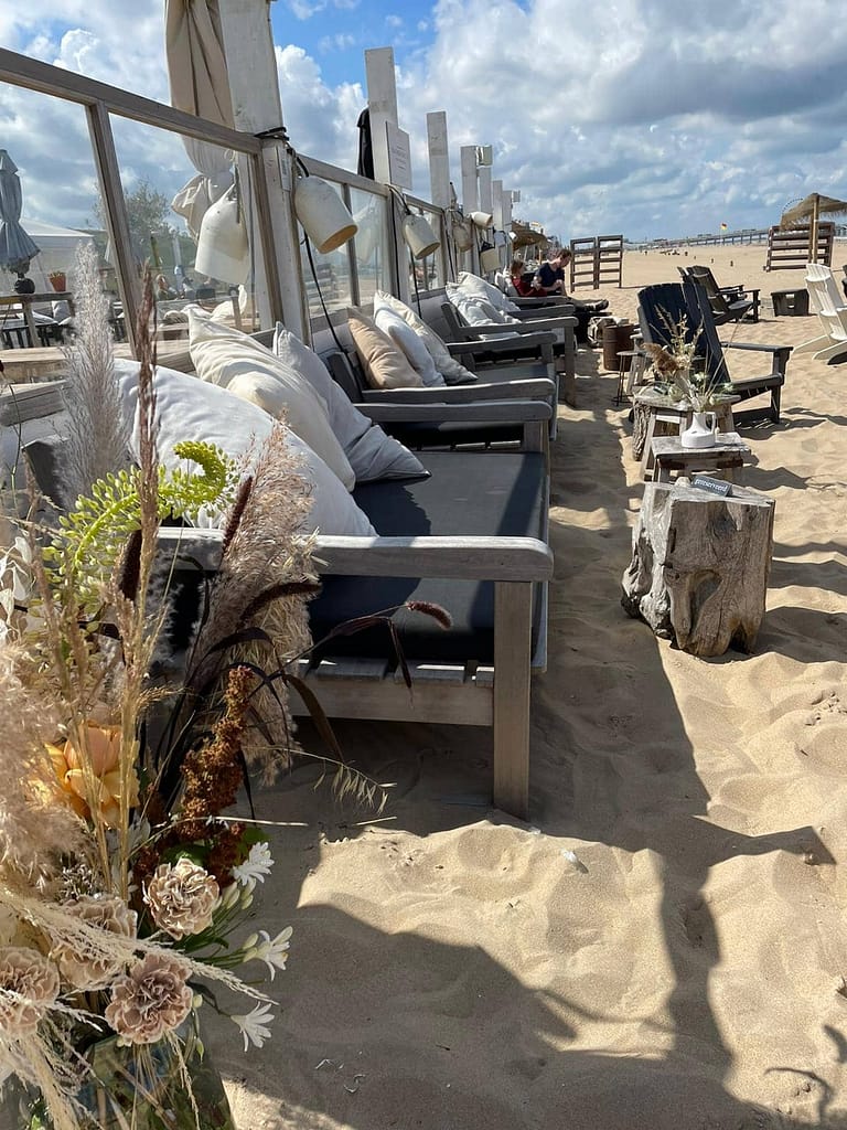 Lounge-Bereich am Strand bei einer Hochzeit in Holland – entspannter Treffpunkt für Gäste während eines Wedding Weekends am Meer.