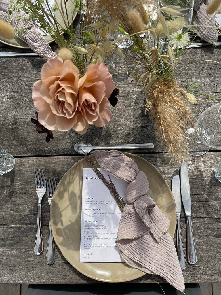 Detail der Tischdekoration bei einer Hochzeit in Holland – natürliches Wedding Design mit floralen Akzenten am Strand