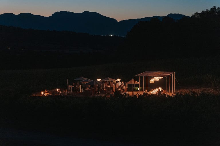 Abendstimmung bei einer Destination Wedding auf Mallorca mit Outdoor Dinner und Wedding Weekend Atmosphäre