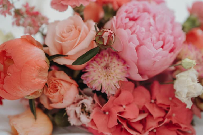 Detailaufnahme eines floralen Arrangements bei einer Gartenhochzeit auf einem privaten Grundstück