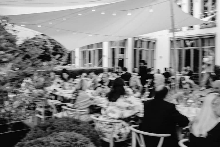 Fine Dining bei einer Gartenhochzeit auf einem privaten Estate mit entspanntem Outdoor-Ambiente