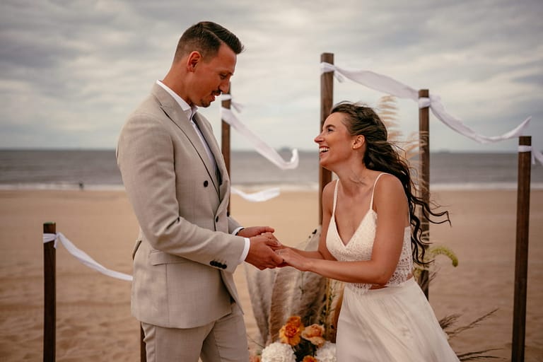 Brautpaar beim Ringtausch während der Strandhochzeit in Holland