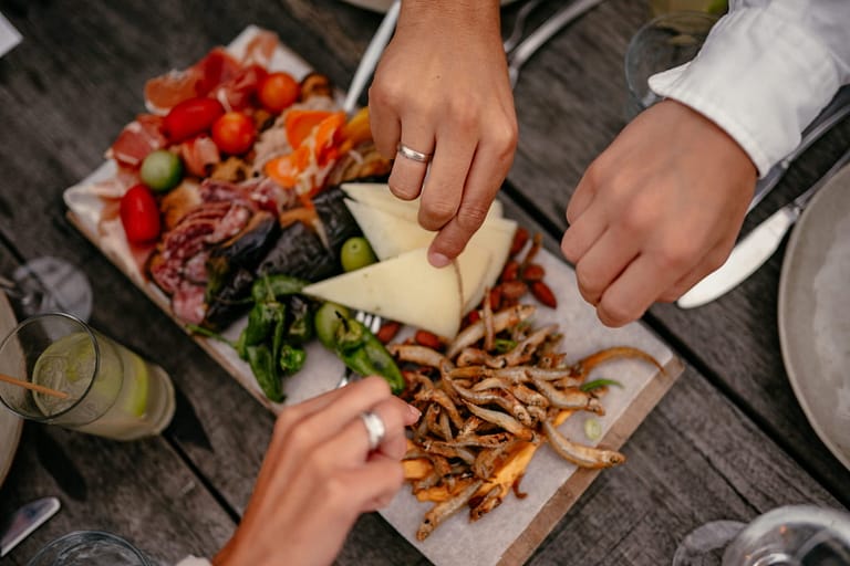 Sharing Board mit Fisch, Käse und Snacks bei einer Hochzeit in Holland