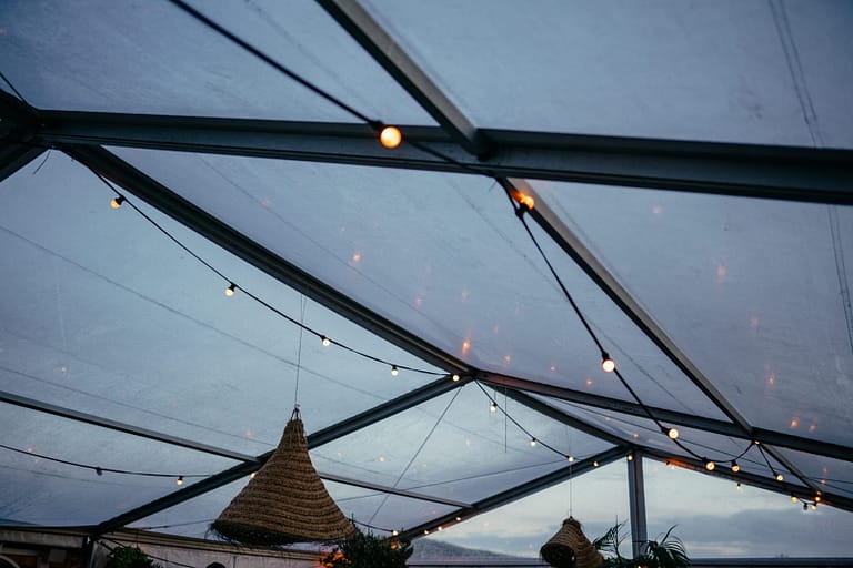 Lichterkette unter einem transparenten Zelt bei einer Hochzeit in Holland – stimmungsvolle Atmosphäre für ein mehrtägiges Hochzeitswochenende.