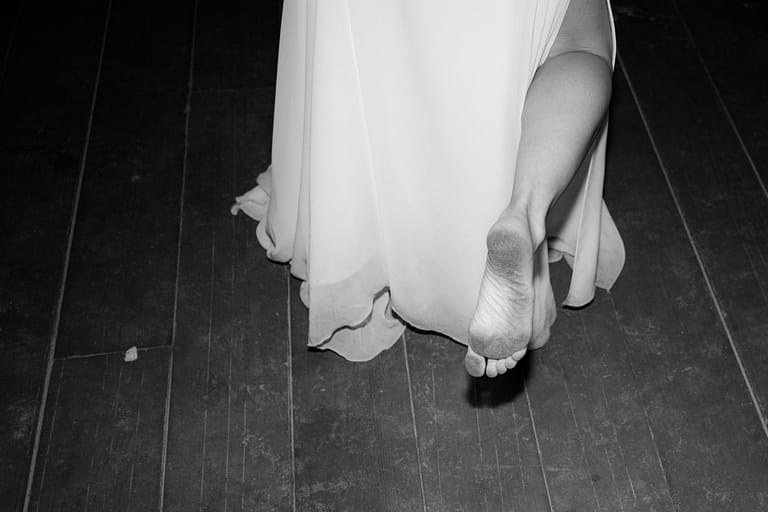 Barfuß tanzende Braut als authentischer Moment einer Hochzeit in Holland am Abend
