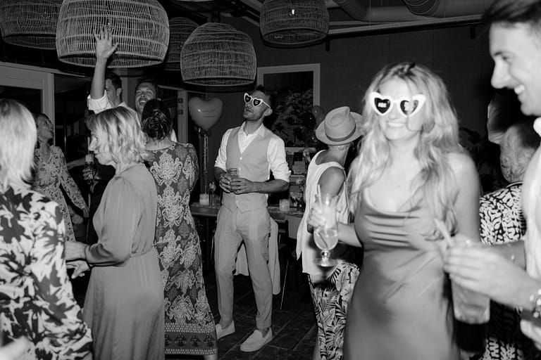 Tanzende Gäste während der Party einer Hochzeit in Holland