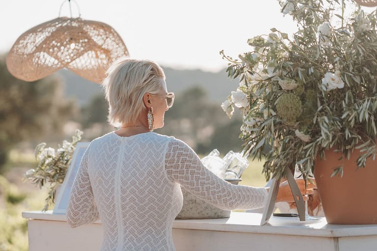 Get-together am Abend bei einer Destination Wedding – entspannte Outdoor Atmosphäre mit Blick in die Landschaft