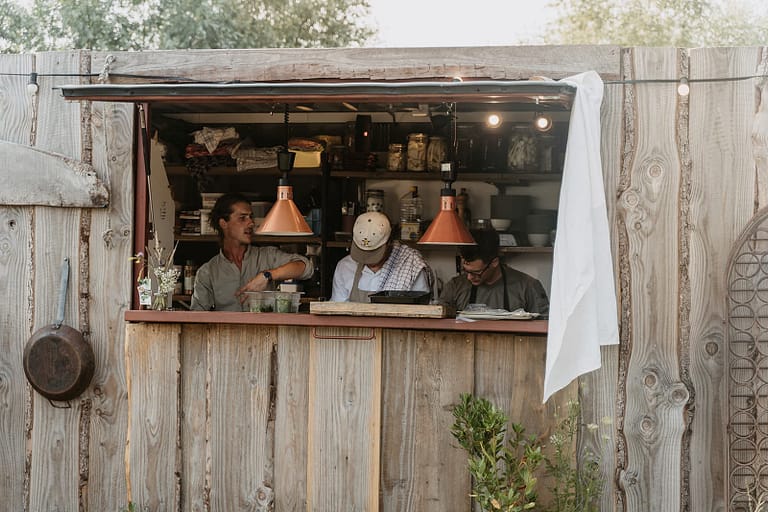 Mobile Küche mit Köchen für Outdoor 5 Gang Menü gekocht auf Feuer ohne Strom bei einer Outdoor Hochzeit