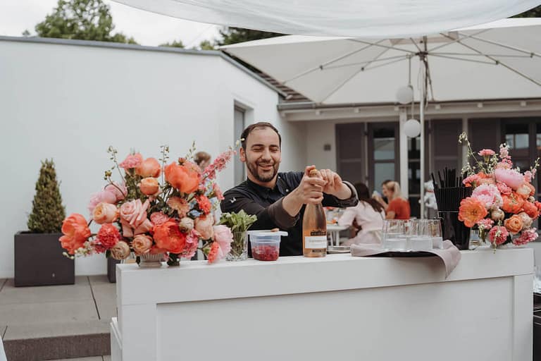 Barservice bei einer Gartenfeier auf einem privaten Anwesen während einer Outdoor-Feier