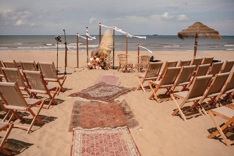 Freie Trauung am Strand in Holland mit Blick auf das Meer – von Hey Happy Day vollumfänglich geplant und umgesetzt.