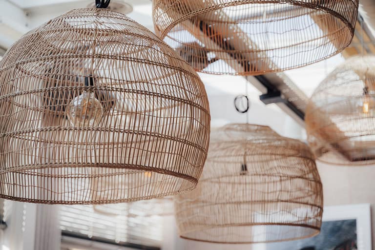 Natürliche Leuchten und Interior-Details in einer von Weddingplanner begleiteten Hochzeitslocation
