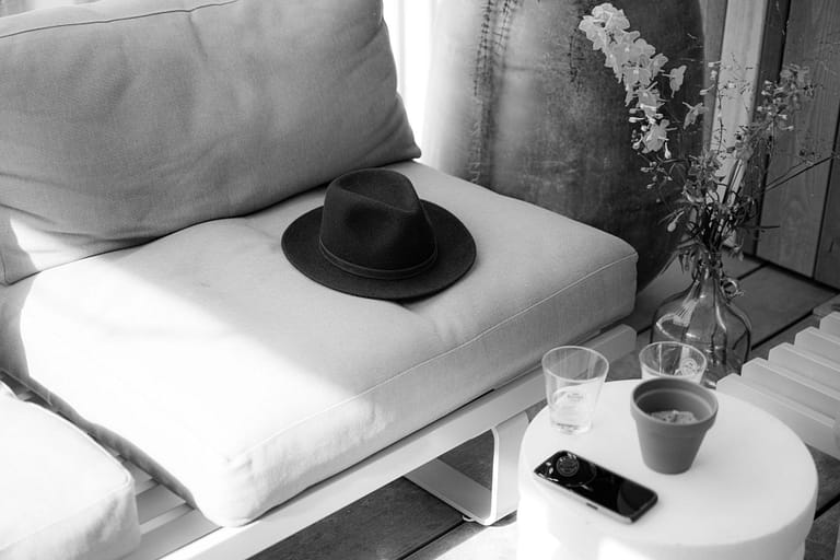 Loungebereich bei einer Destination Wedding in Holland mit persönlichen Details und entspannter Atmosphäre, umgesetzt durch professionelle Hochzeitsplanung