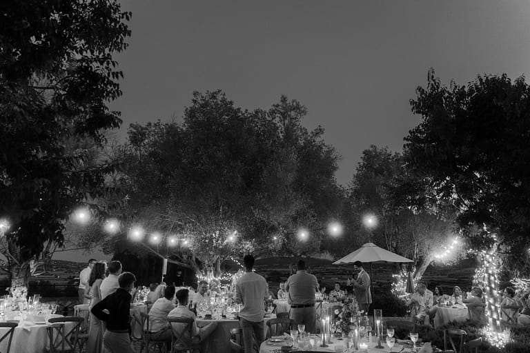 Abendstimmung bei einer Destination Wedding auf Mallorca mit Lichterketten und Dinner im Freien, umgesetzt durch professionelle Hochzeitsplanung
