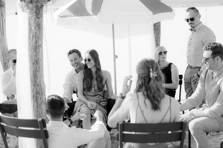 Entspannter Moment mit Freunden bei einem Hochzeitswochenende in den Niederlanden, sommerliche Atmosphäre am Meer und gemeinsames Ankommen
