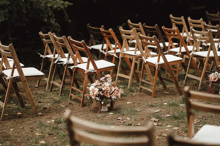 Detail der Bestuhlung bei einer Gartenhochzeit – natürliches Hochzeitsdesign für Outdoor Feiern