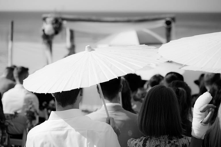 Gäste bei einer freien Trauung am Meer in Holland, begleitet von einem Weddingplanner für strukturierte Hochzeitsplanung und Ablaufkoordination