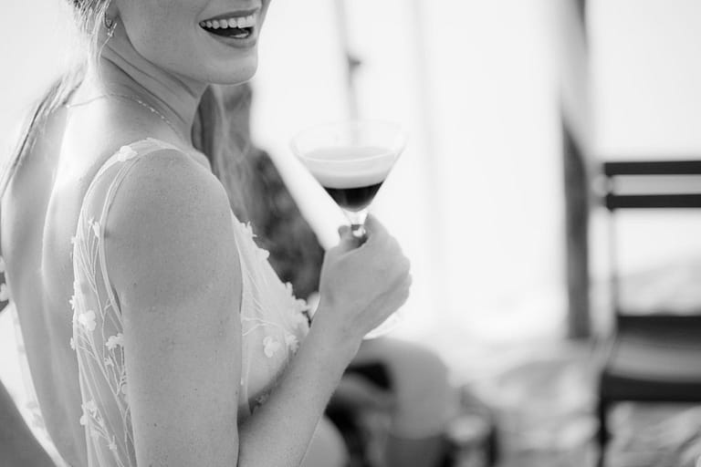 Entspannter Moment der Braut bei einer Strandhochzeit in Holland mit Espresso Martini