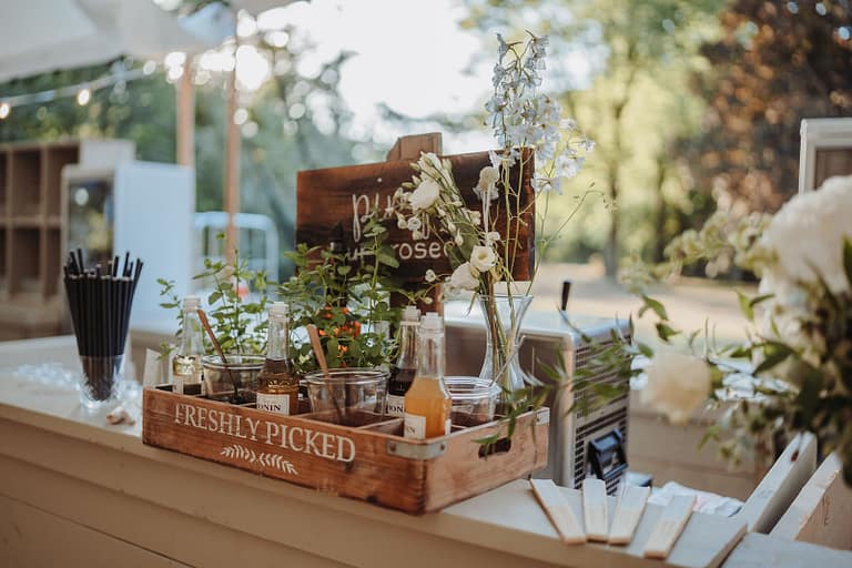 Pimp-Your-Prosecco-Bar bei einer Schlosshochzeit im Grünen