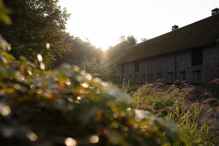 AirBnB Ferienhaus für große Outdoor Hochzeitsfest in Alleinlage im Wald aus dem Location Portfolio von Hey Happy Day