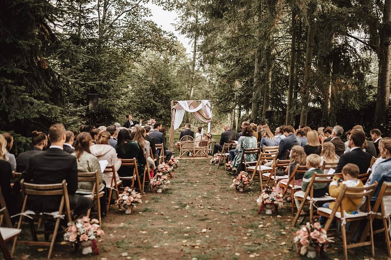 Freie Trauung mit Gästen im Grünen – Outdoor Hochzeit als Teil eines liebevoll geplanten Wedding Weekends