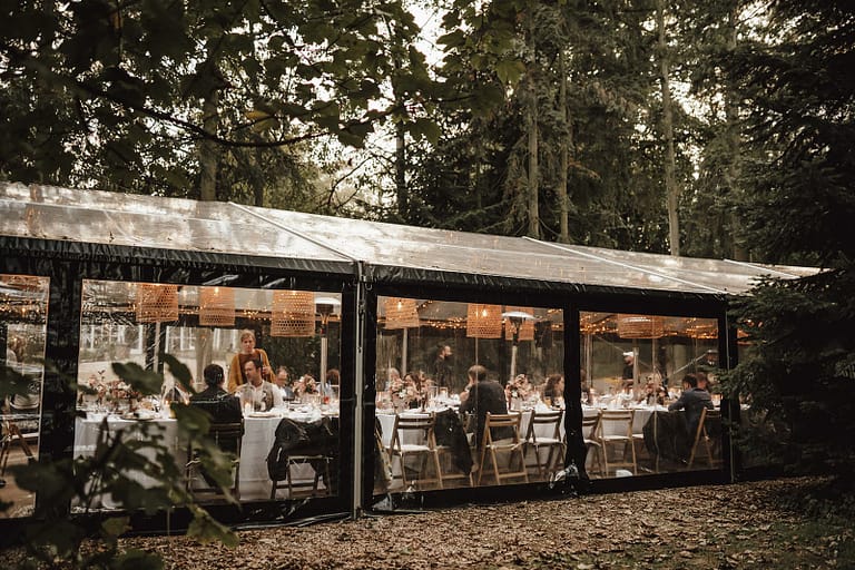 Zeltlocation für eine Outdoor Hochzeit auf Geheimtipp Outdoor Areal, eingebettet in die natürliche Umgebung des Waldes