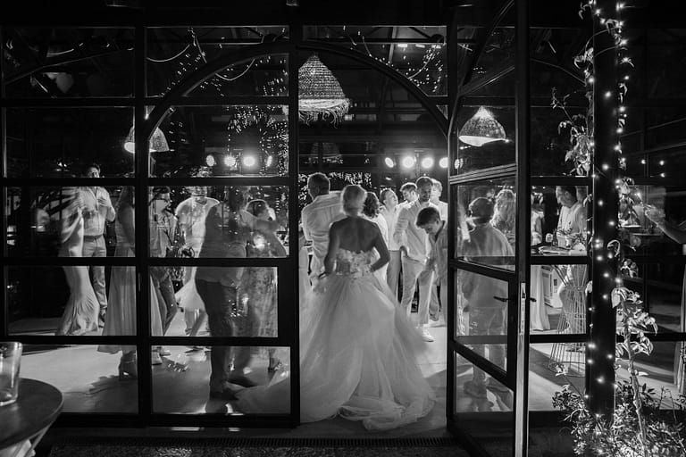 Abendstimmung bei einer Destination Wedding auf Mallorca mit Lichterketten und Dinner im Freien, umgesetzt durch professionelle Hochzeitsplanung