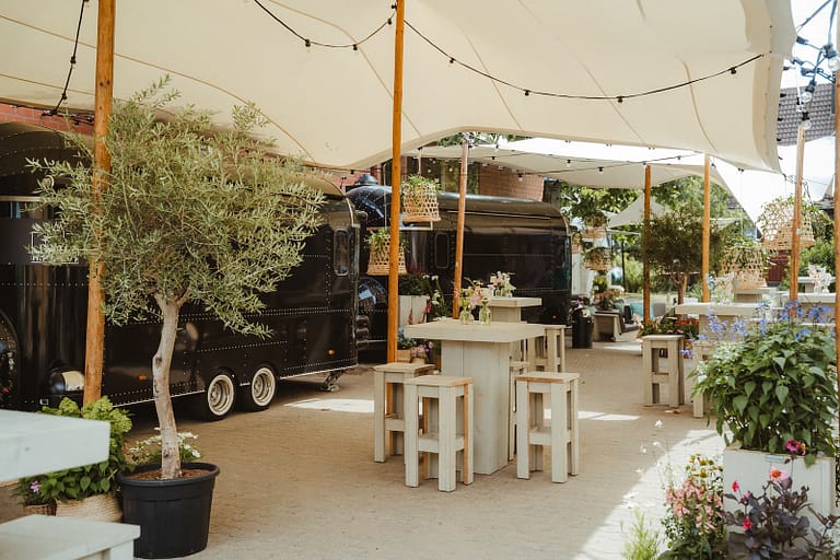 Zelthochzeit auf privatem Hof mit hochwertigem Wedding Design, langen Holztischen, Lounge-Atmosphäre und integriertem Foodtruck – professionell geplantes Wedding Weekend auf privatem Grundstück - dem Familienhof.