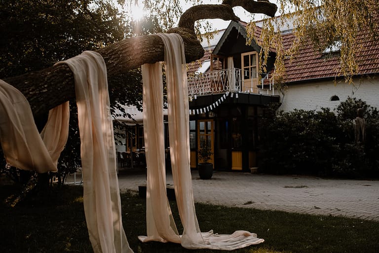 Hochzeitslocation im Stil eines Private Estates mit Ferienhaus Charakter, gestaltet für Outdoor-Trauung, Zelthochzeit und Wedding Weekend.