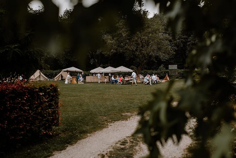 Überblick über das Wedding-Weekend-Gelände mit Glamping Zelten, Tiny Houses und großem Ferienhaus für die ganze Hochzeitsgesellschaft und Outdoor-Bereichen rund um das Airbnb-Ferienhaus.