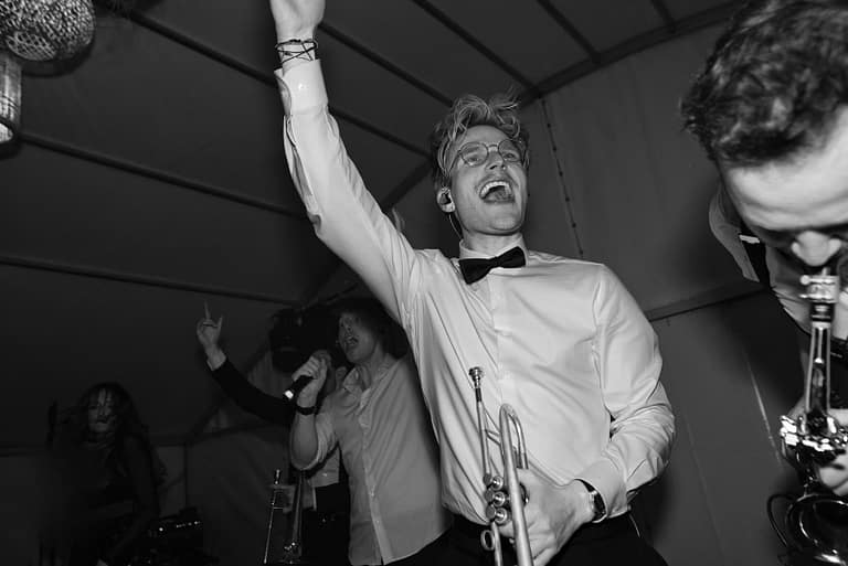 Liveband Everso bei einer Zelthochzeit auf privatem Anwesen – hochwertige Hochzeits- und Eventplanung mit Fokus auf Atmosphäre