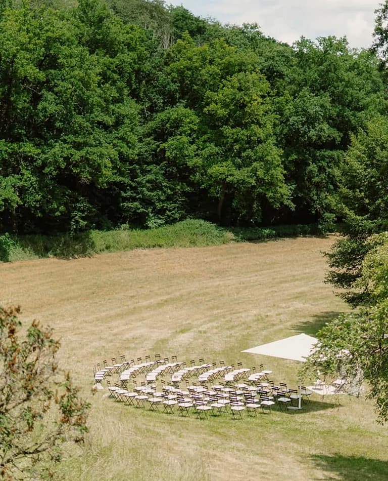 Trauungsplatz auf einer Waldlichtung, natürlich gerahmt und bewusst reduziert inszeniert für eine Off-Location-Hochzeit.