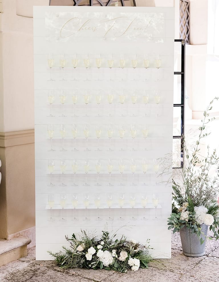 Champagnerempfang als lockerer Start in ein sommerliches Hochzeitswochenende