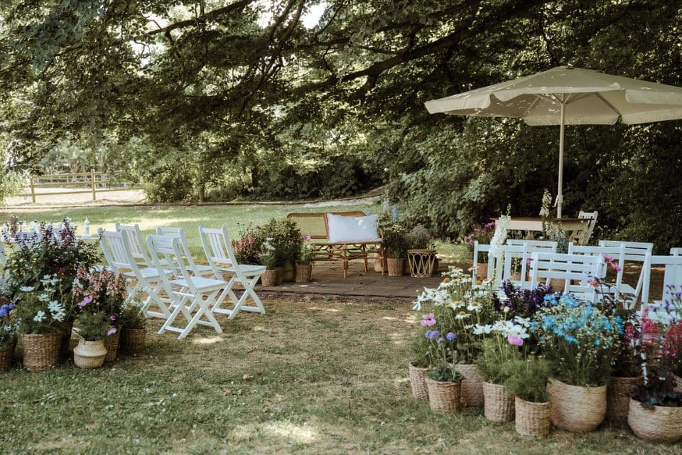 Outdoor-Hochzeit mit freier Trauung im Grünen – geplant von einem Hochzeitsplaner