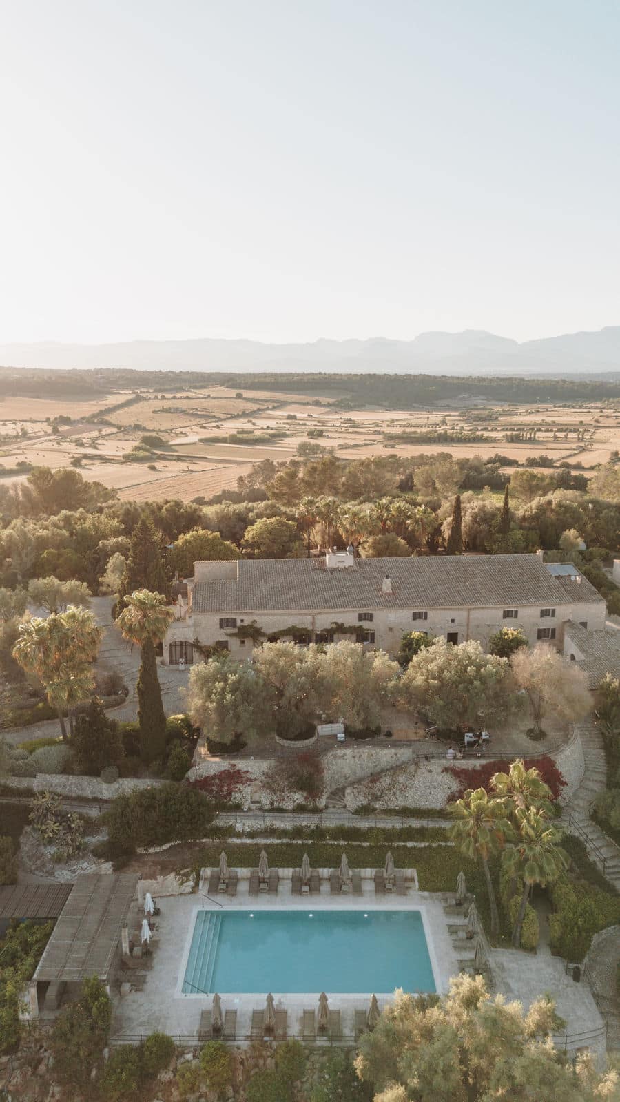 Gesamtansicht eines Anwesens mit Pool und weiter Naturkulisse für eine Hochzeitsfeier