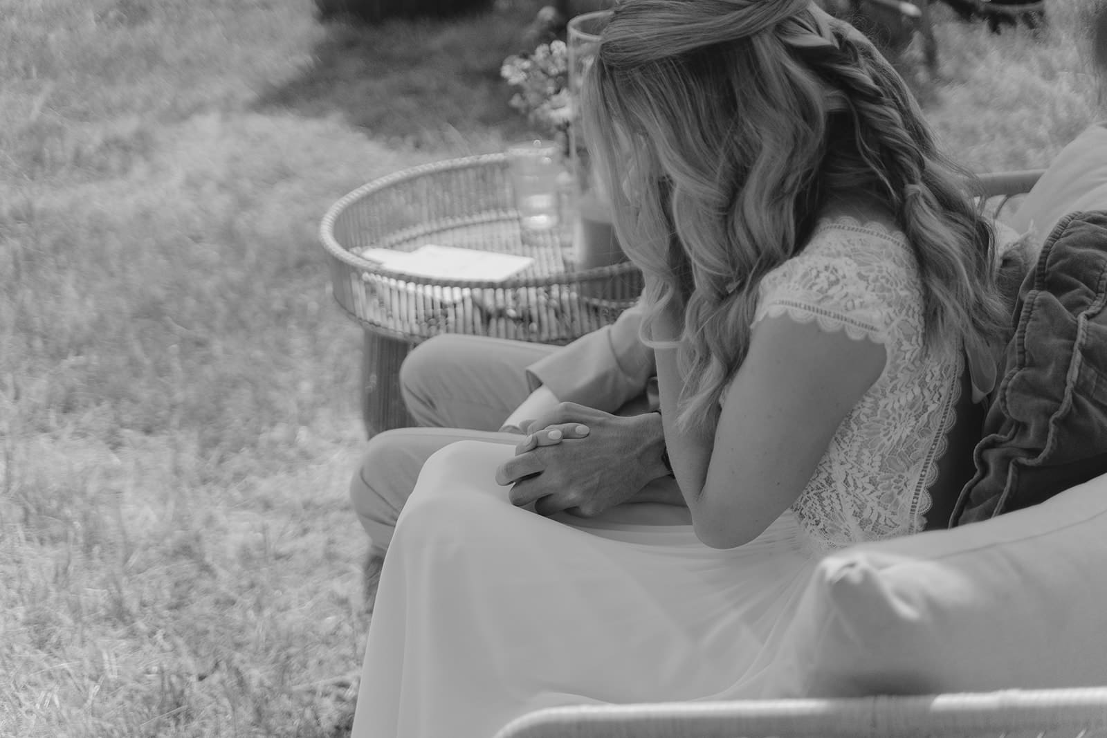 Braut genießt einen sehr emotionalen Moment bei einer entspannten Outdoor Hochzeit