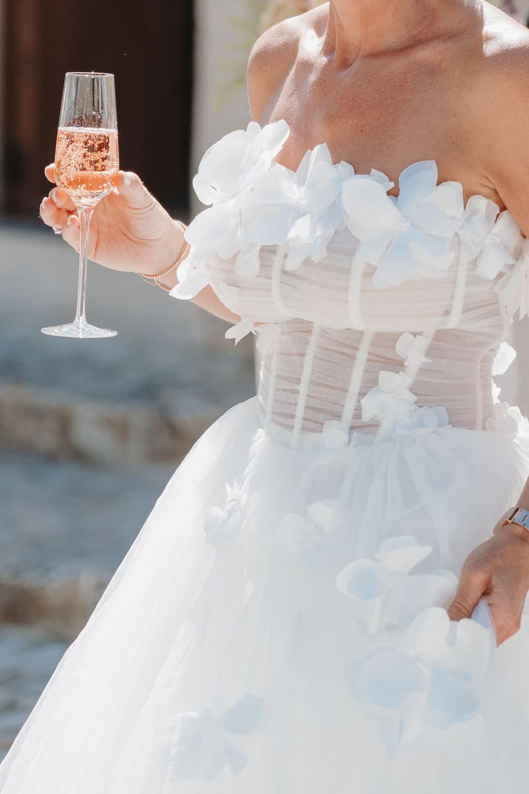 Detail der Braut mit einem Glas Champagner während der Hochzeitsfeier