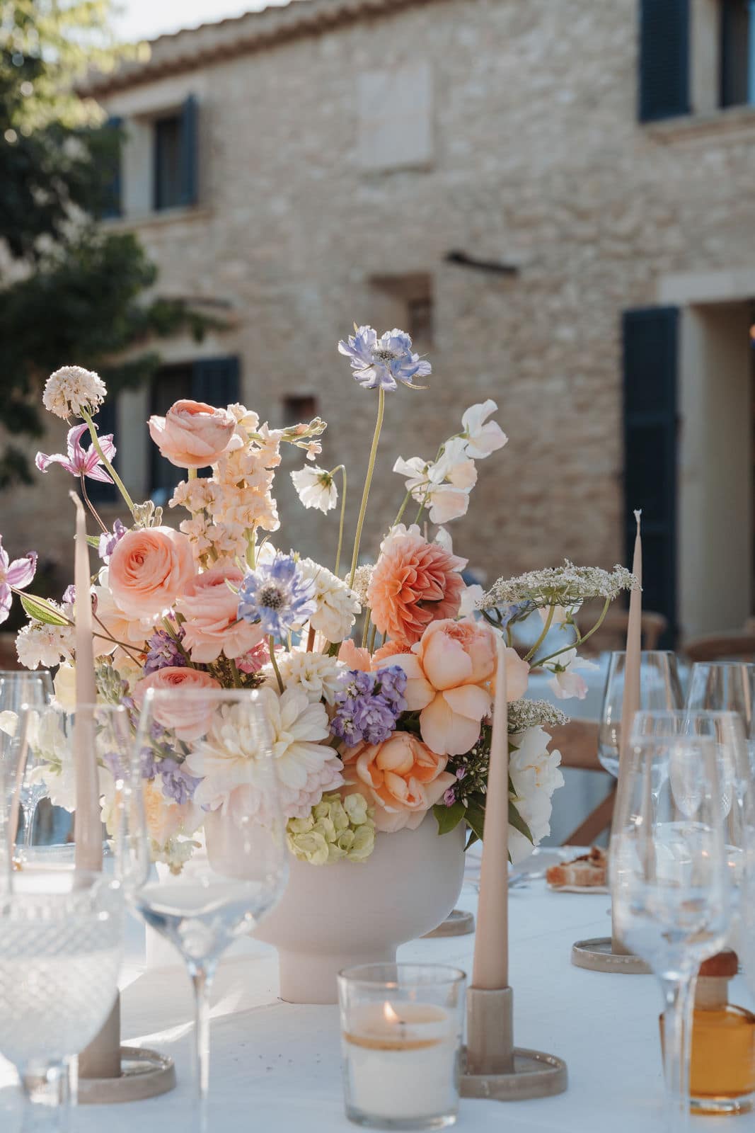 Florale Tischdekoration als Teil einer harmonischen Hochzeitsplanung