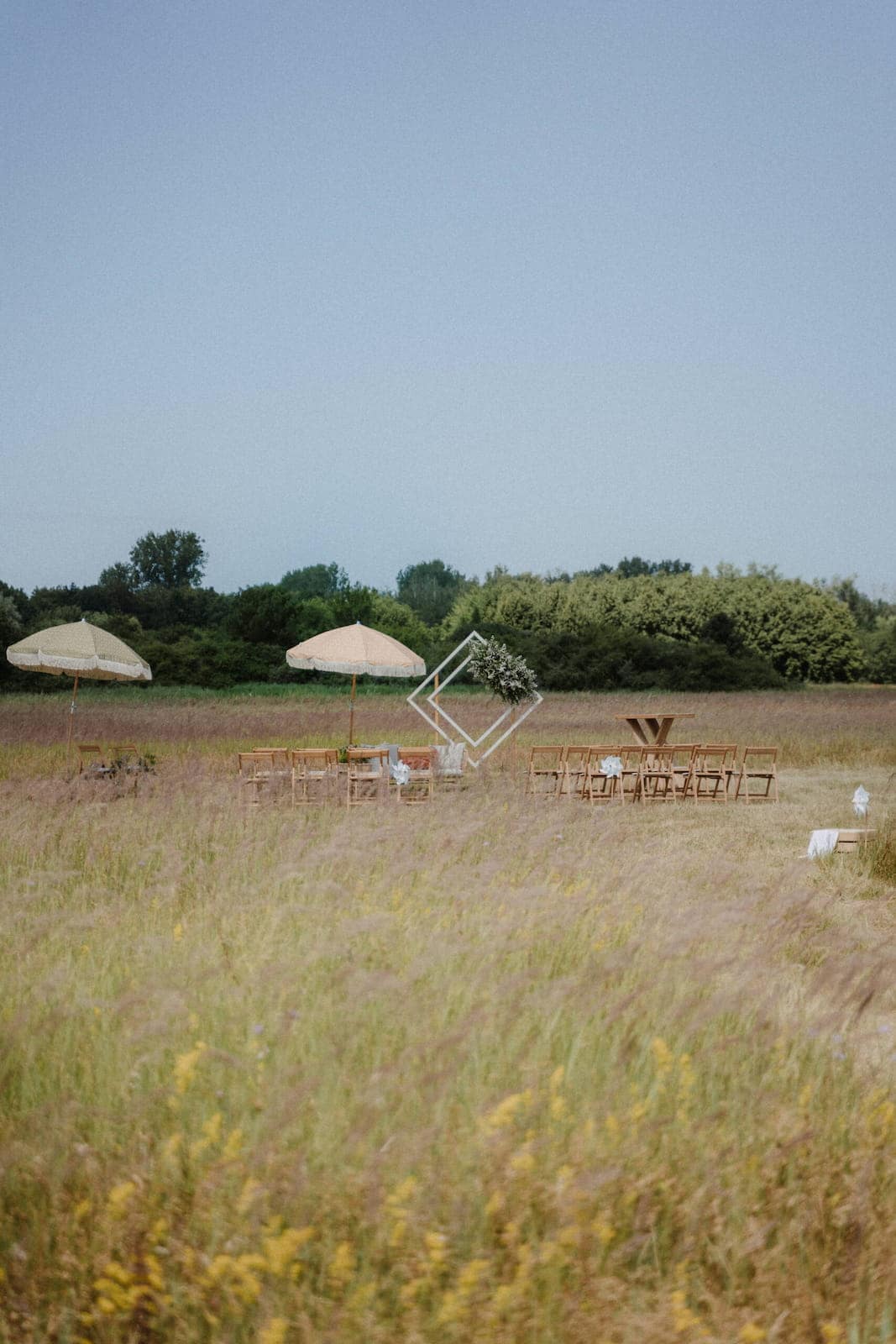 Freier Trauort auf einer Wiese mit Stühlen und Sonnenschirmen
