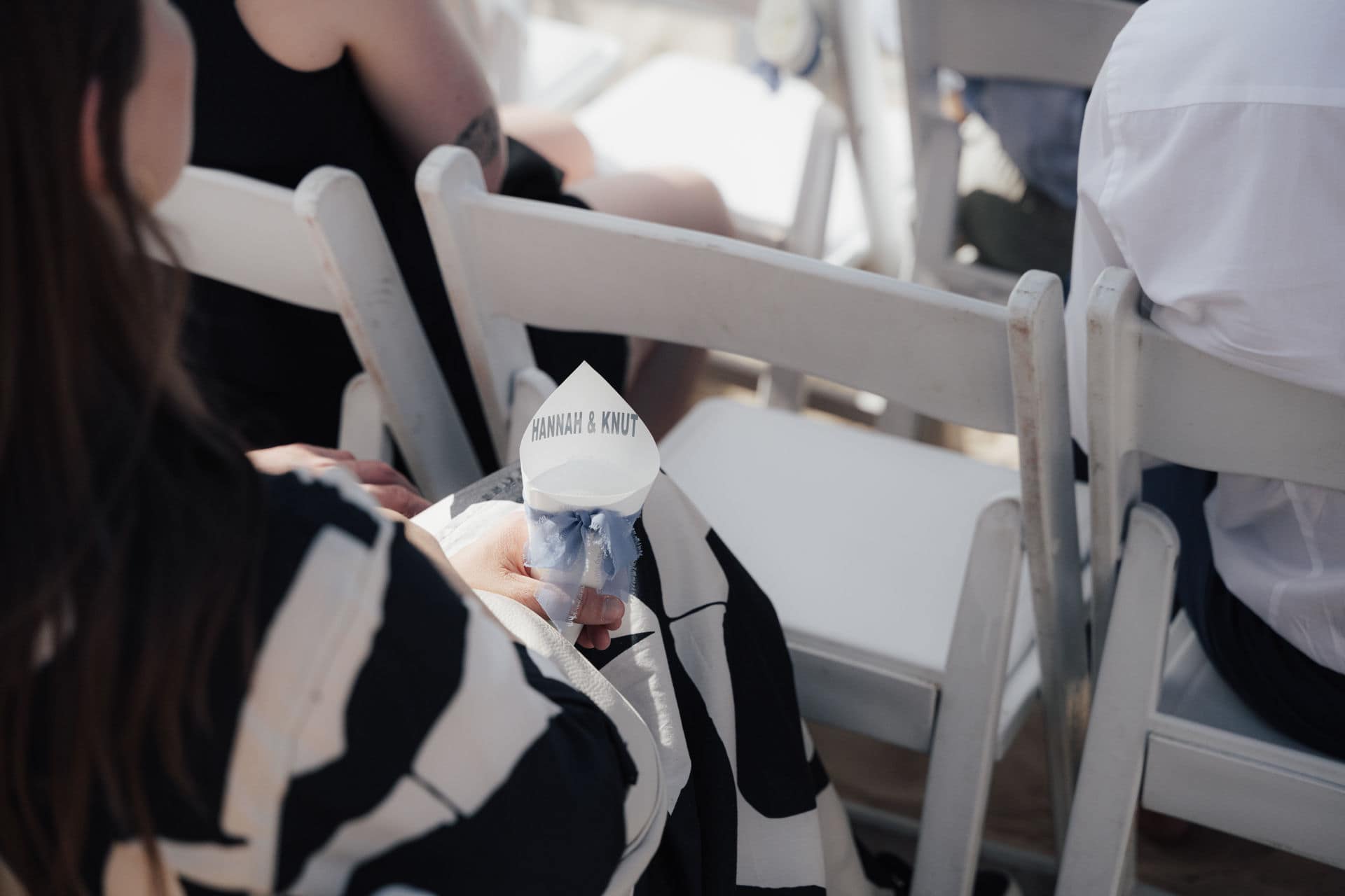 Gäste bei einer Strandtrauung in Holland während einer persönlich geplanten Hochzeit am Meer