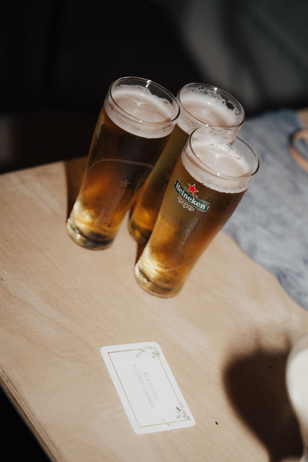 Biergläser an der Bar als entspannter Moment einer Hochzeit in Holland